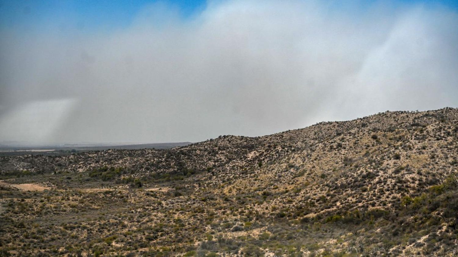 Siguen las tareas para frenar incendios forestales con alerta roja en San Luis