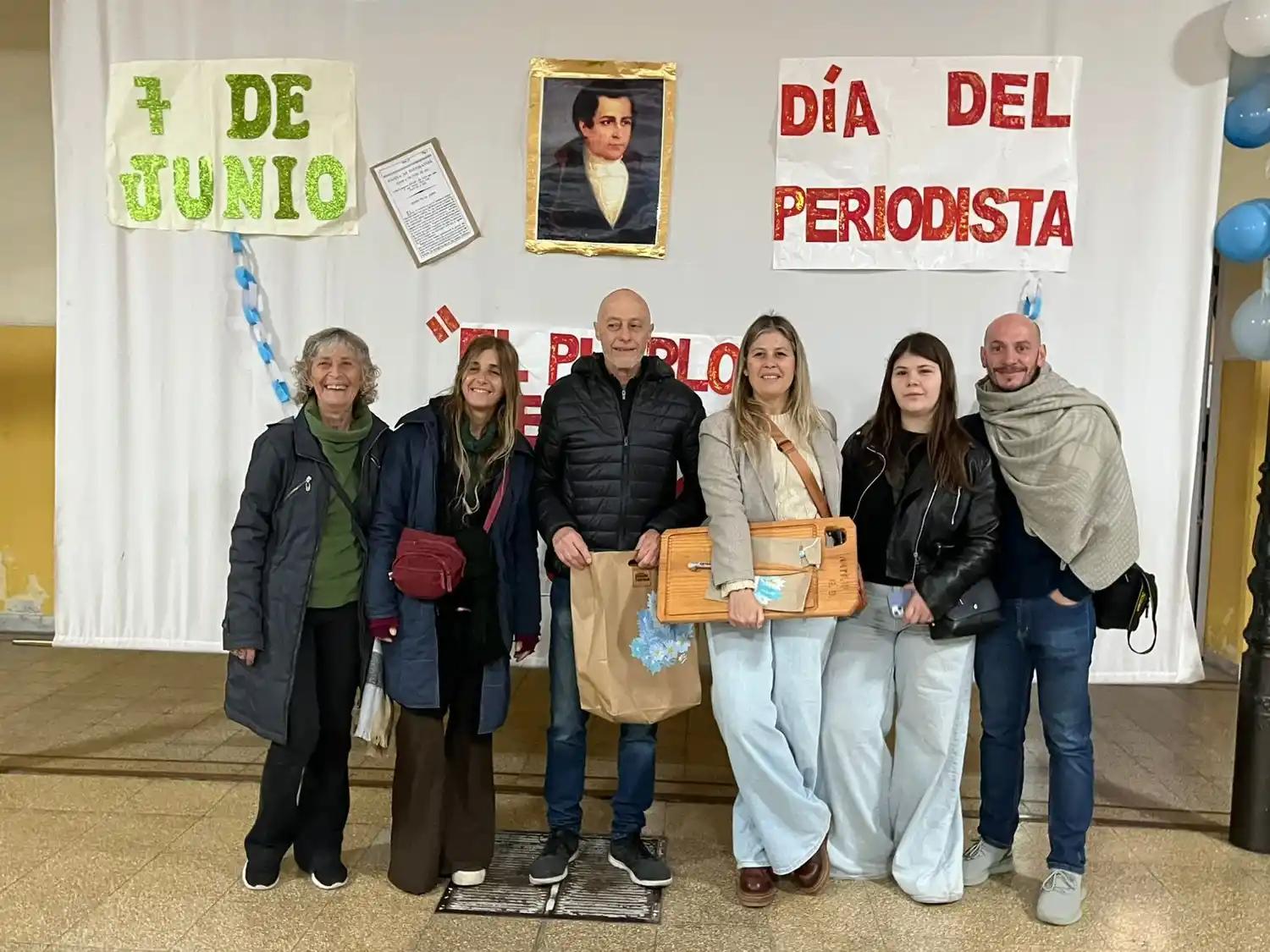 En un pasaje muy emotivo del acto, Brandoni posa junto con sus familiares. Foto: Gentileza