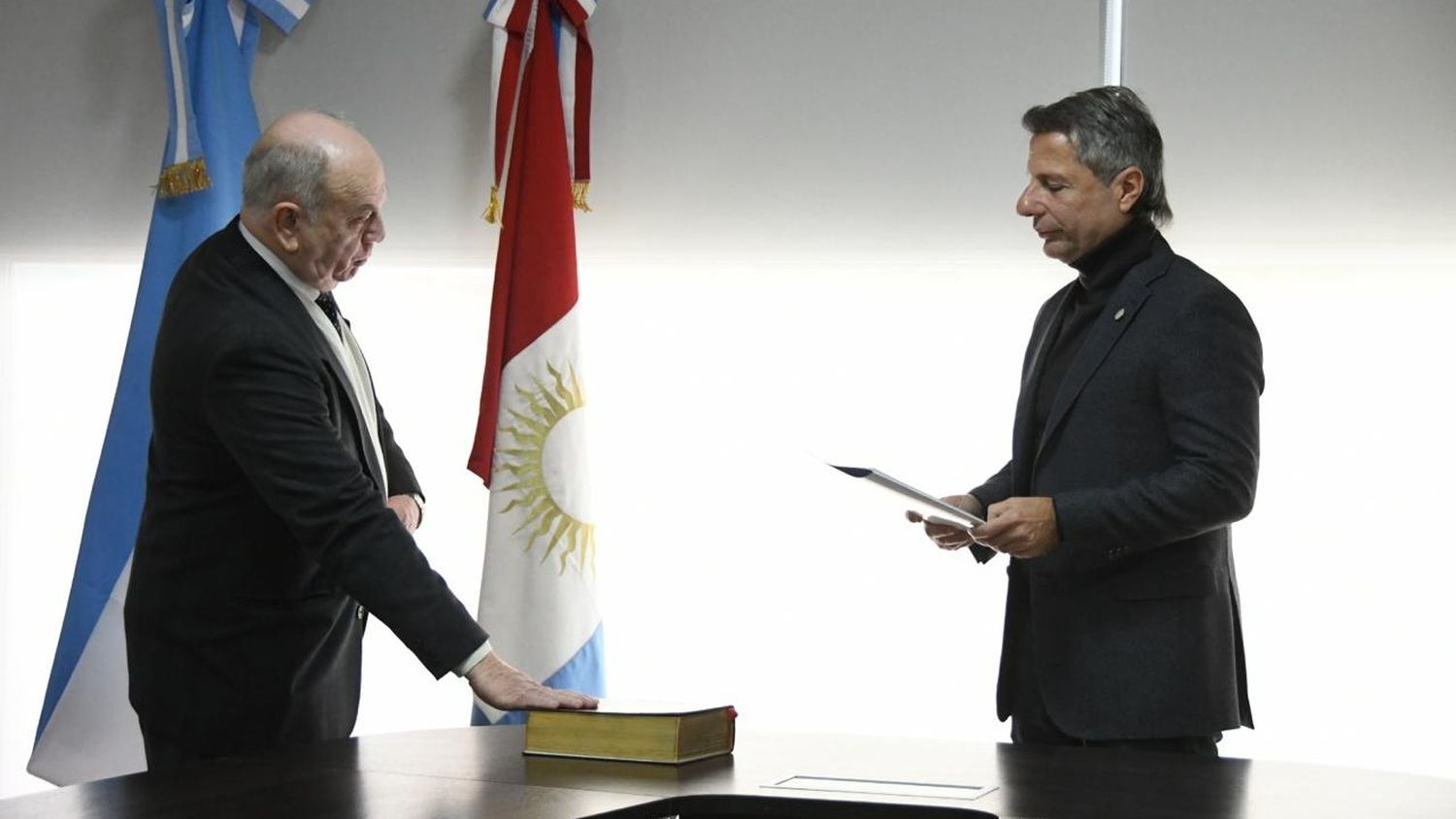 Sola jurando frente al intendente Damián Bernarte, cómo nuevo secretario de Economía.