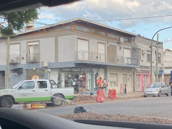 3 de Febrero y Gomendio, cortado por arreglos