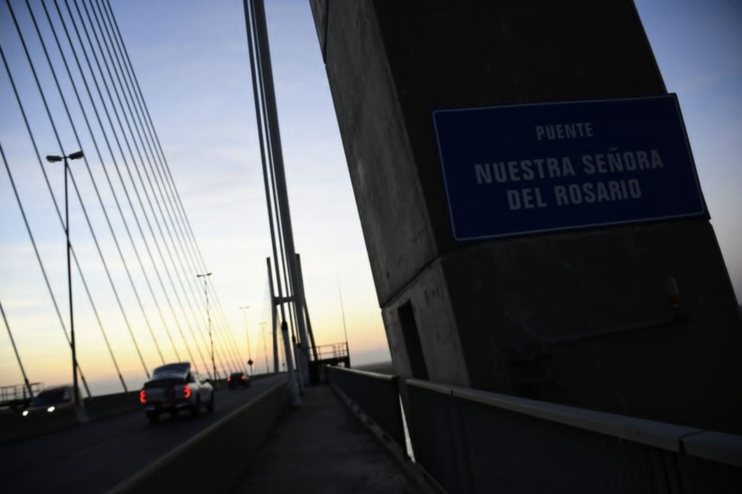 Tras el robo de cables, vuelve la iluminación al puente Rosario-Victoria