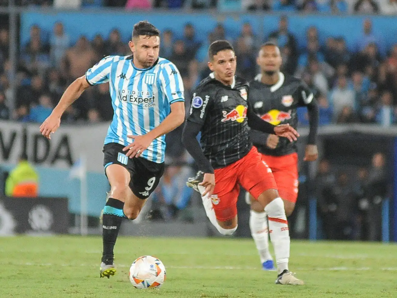 Adrián Martínez anotó el segundo tanto de Racing.