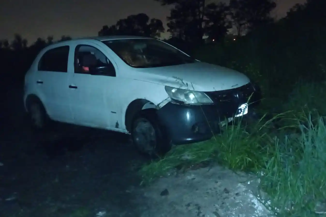 El auto fue abandonado por los delincuentes en Errea entre Nechochea e Ituzaingo.