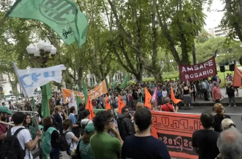 Docentes, profesionales de la salud y empleados estatales marchan en Rosario