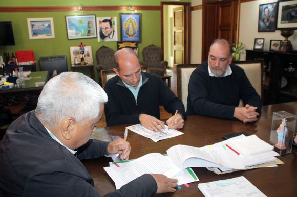 El Gobierno firmó convenio para regularizar la ocupación del predio que usan Los Biguá para el club de rugby