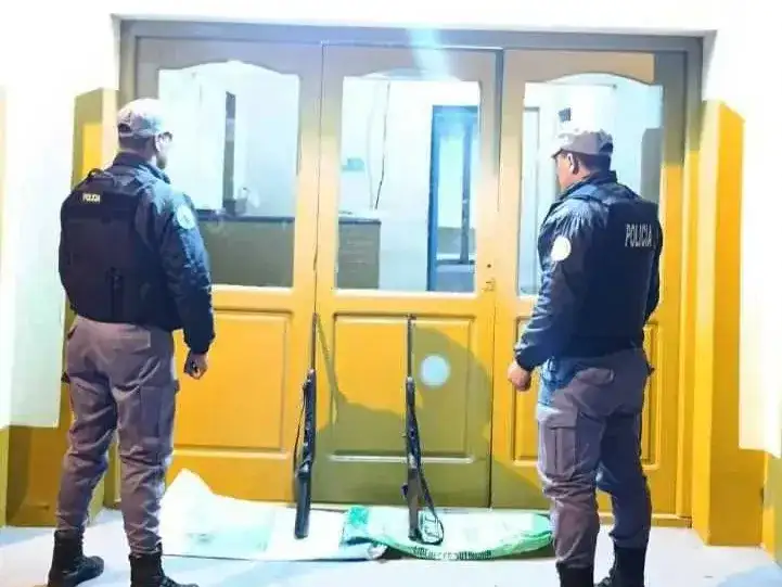 La Policía detuvo a dos hombres armados