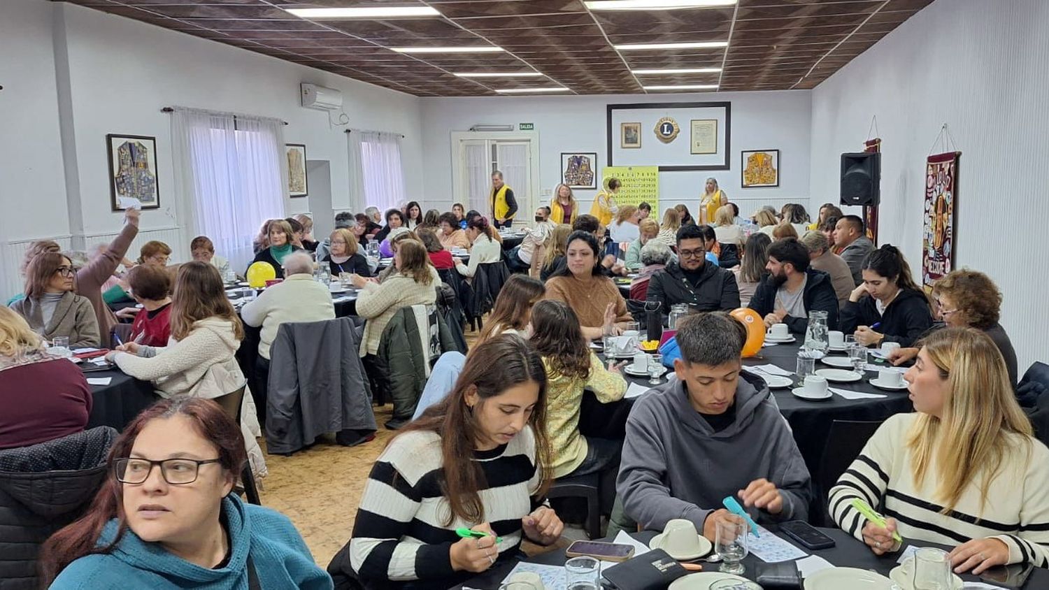 A salón lleno. Se llevó a cabo el té-bingo