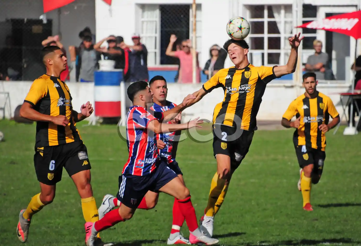 Verón (Santamarina) se ancicipa a Fernández (Ferro). Los siguen de cerca Pinto, Gutiérrez y Lucero.