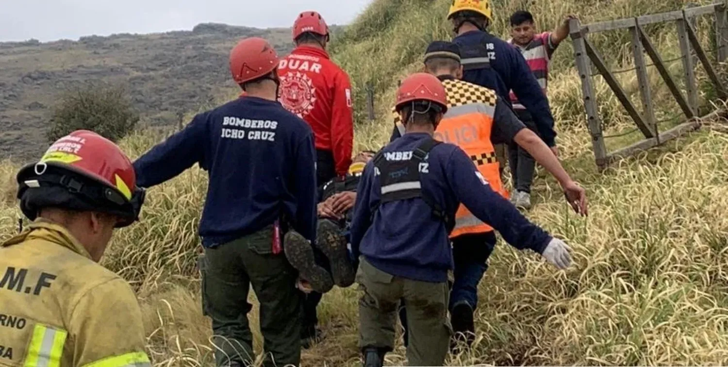 Lograron descender hasta donde se encontraba el joven y lo rescataron consciente.