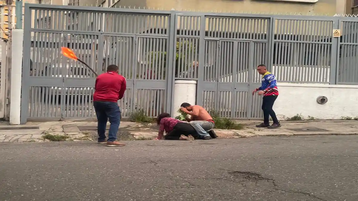 MUJER es atacada por ENJAMBRE DE ABEJAS en Caracas