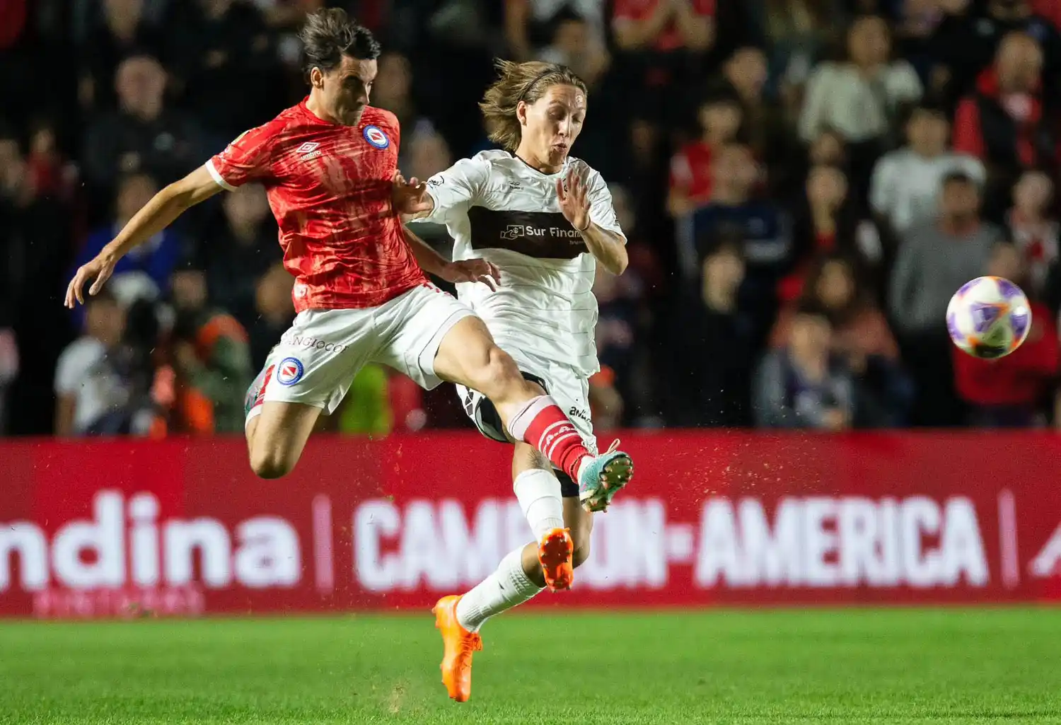 El tandilense González Metilli ante Schor.