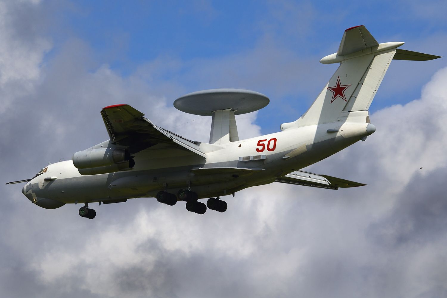 Primeras imágenes del A-50 ruso supuestamente dañado por partisanos bielorrusos