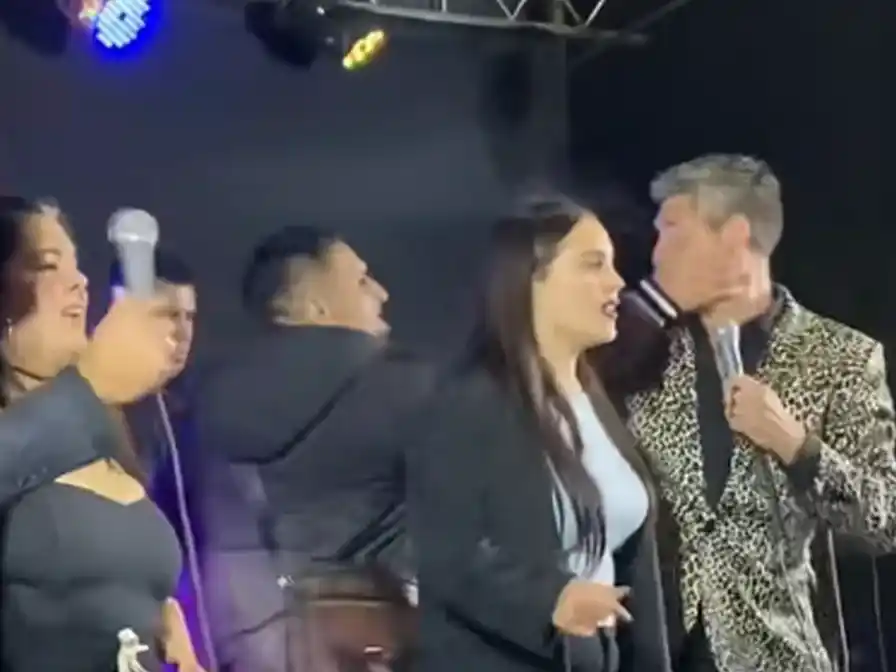 Un cantante de un famoso grupo de cumbia fue agredido en pleno show