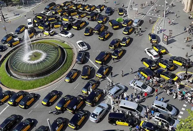 Barcelona: protesta de taxistas contra Uber y Cabify