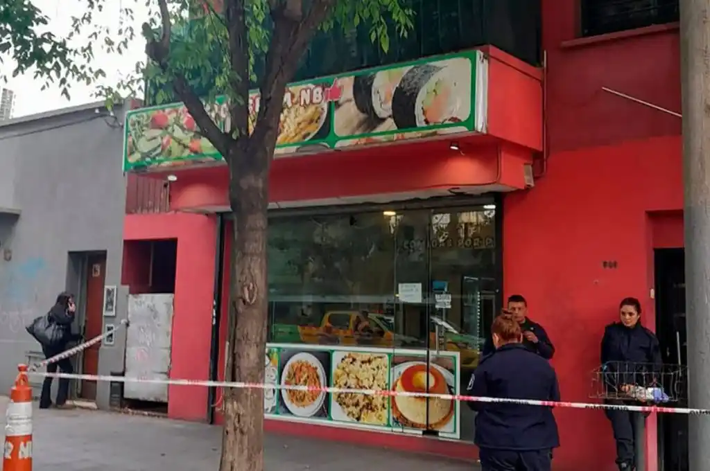 Dos adolescentes intentaron robar una rotisería y asesinaron a la dueña de varias puñaladas.