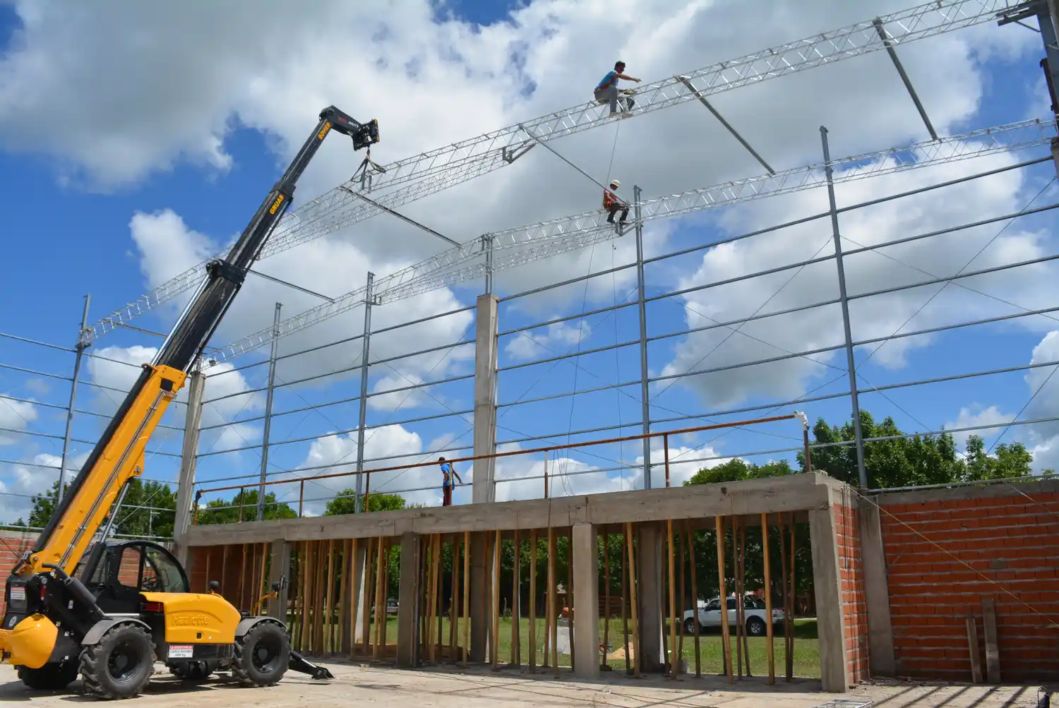 Emotivo momento al colocar primera cabreada del gimnasio