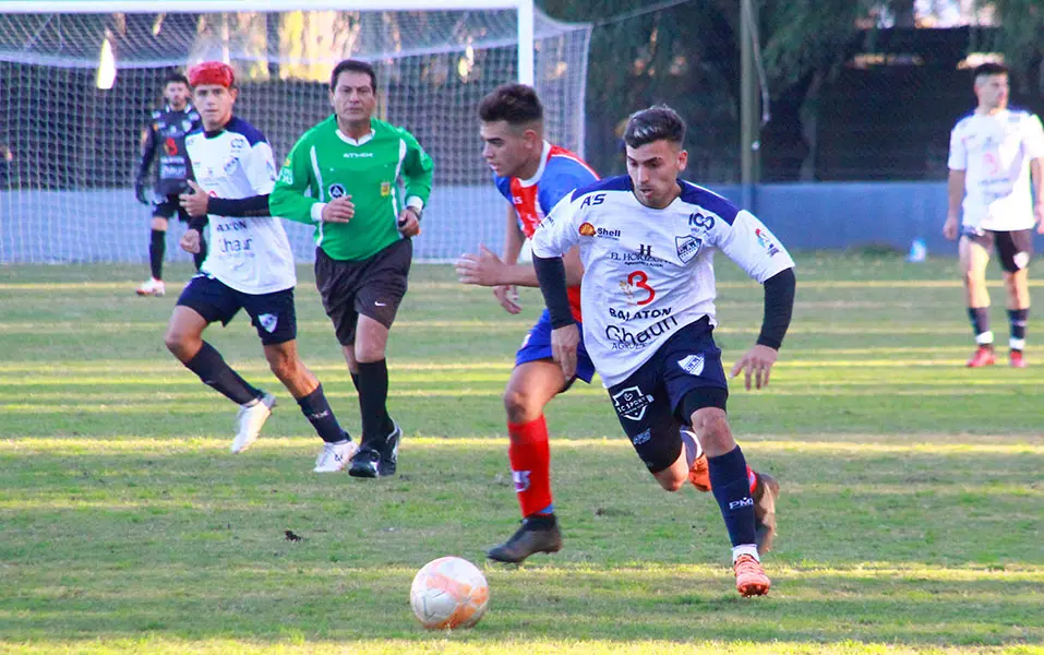 Los líderes juegan en el inicio de la fecha del fútbol local