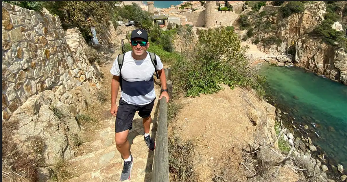Juan Pablo Santoro. Está en una playa cercana a Barcelona