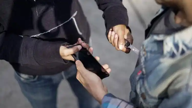 Un grupo de cuatro jóvenes lo asaltó, lo amenazó con un cuchillo y le robo $70.000 en plena Costanera