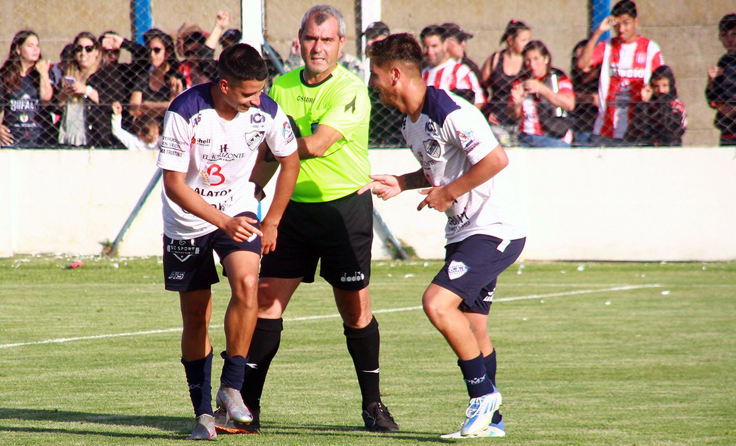 Rubén Vómero dirigiendo la final entre Independiente y Sportivo en San Cayetano