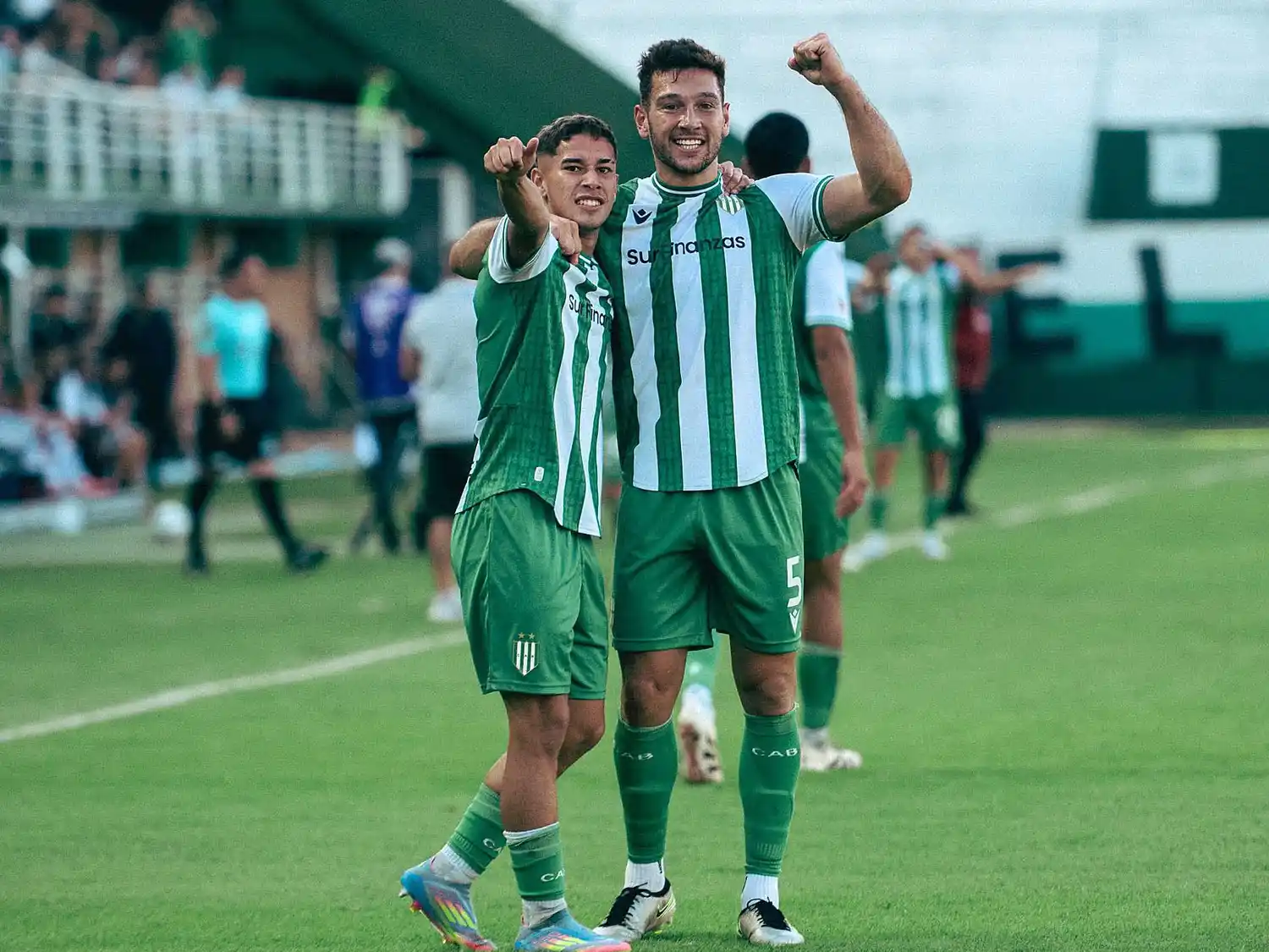 Banfield festejó en el debut de Troglio