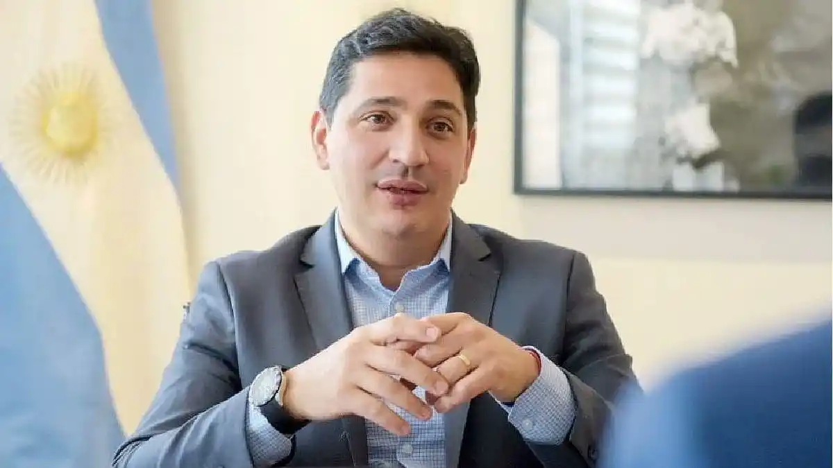 El funcionario hizo la denuncia esta mañana y en una serie de allanamientos detuvieron a un sospechoso de 16 años.