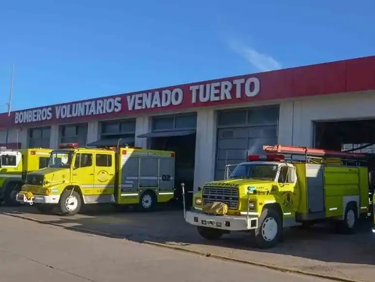 Los bomberos atendieron al pequeño en el propio cuartel.