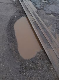 Cráter en las vías del acceso a Fulton