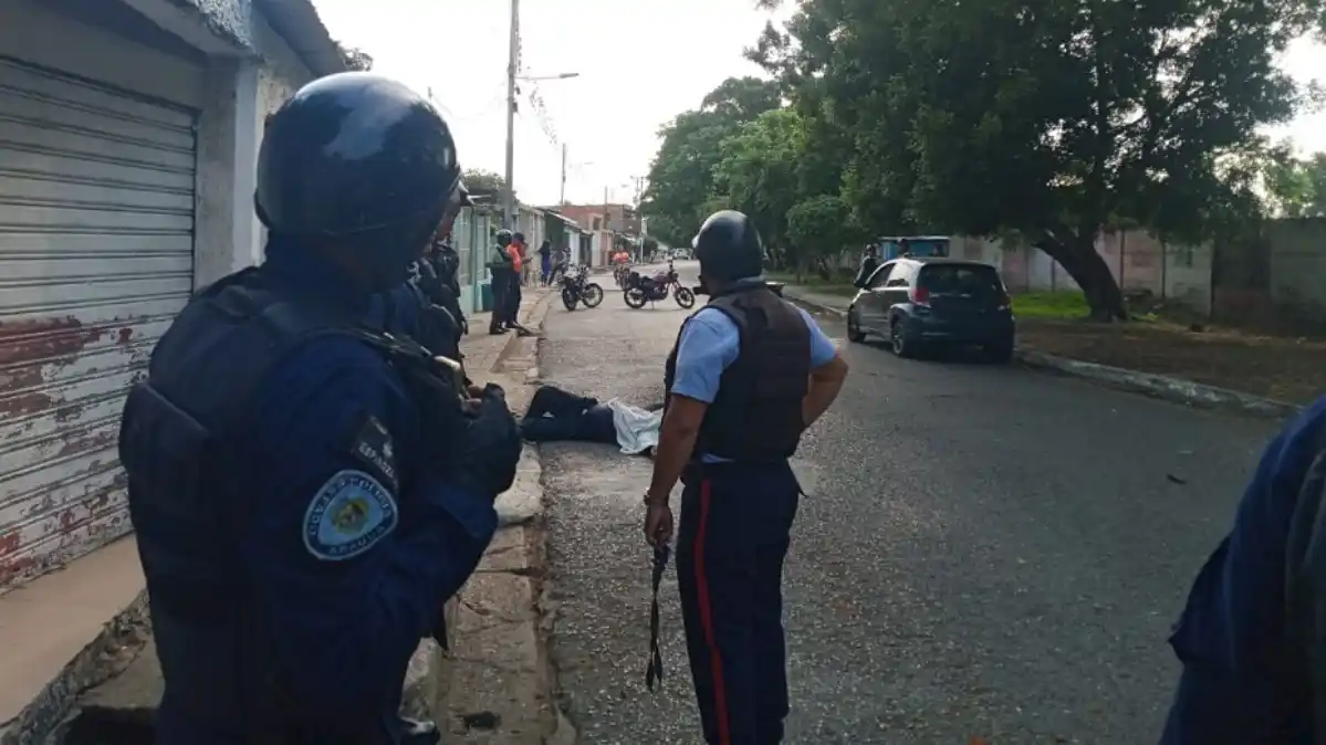 Acribillaron a funcionario de la PNB en la puerta de su casa