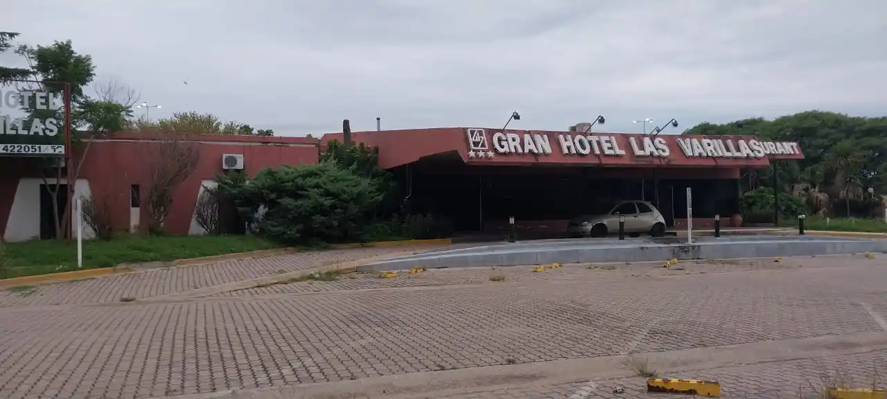 El emblemático Gran Hotel Las Varillas, cerrado desde 2020, busca renacer bajo nueva administración tras una subasta