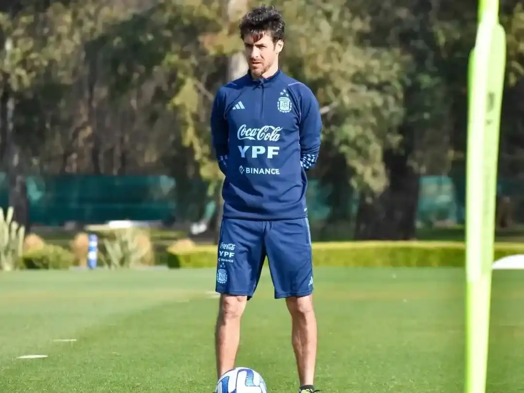 Pablo Aimar integra el cuerpo técnico de Lionel Scaloni junto a Walter Samuel y Roberto Ayala. Foto: Reuters.