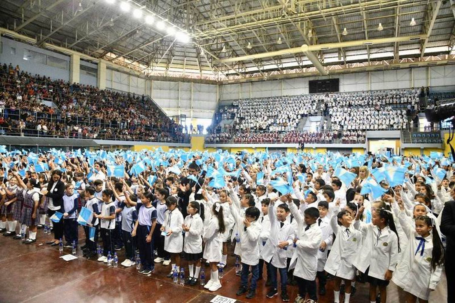 Más de 3 mil alumnos de 4.º grado 
prometieron lealtad a la bandera provincial