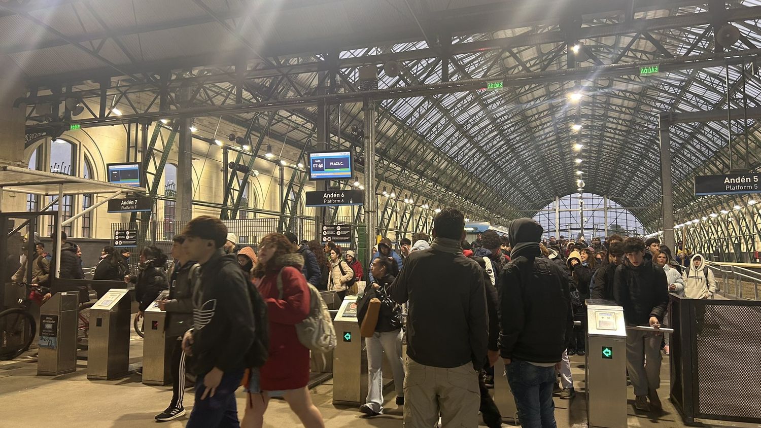 Más problemas para ir al trabajo: Ahora los trenes circulan con demoras y cancelaciones por una inusual medida de fuerza