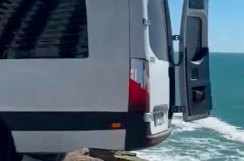 Una combi quedó colgada en el paseo costanero de Varese