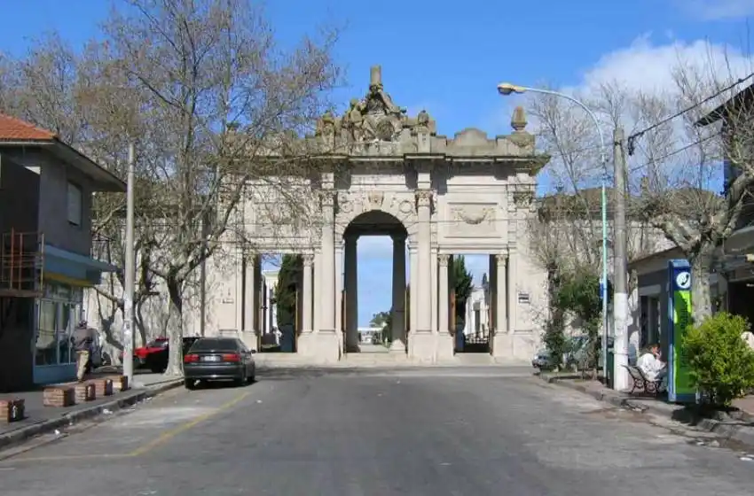 "En ambos cementerios, hay filtraciones, rajaduras y losas muy deterioradas"