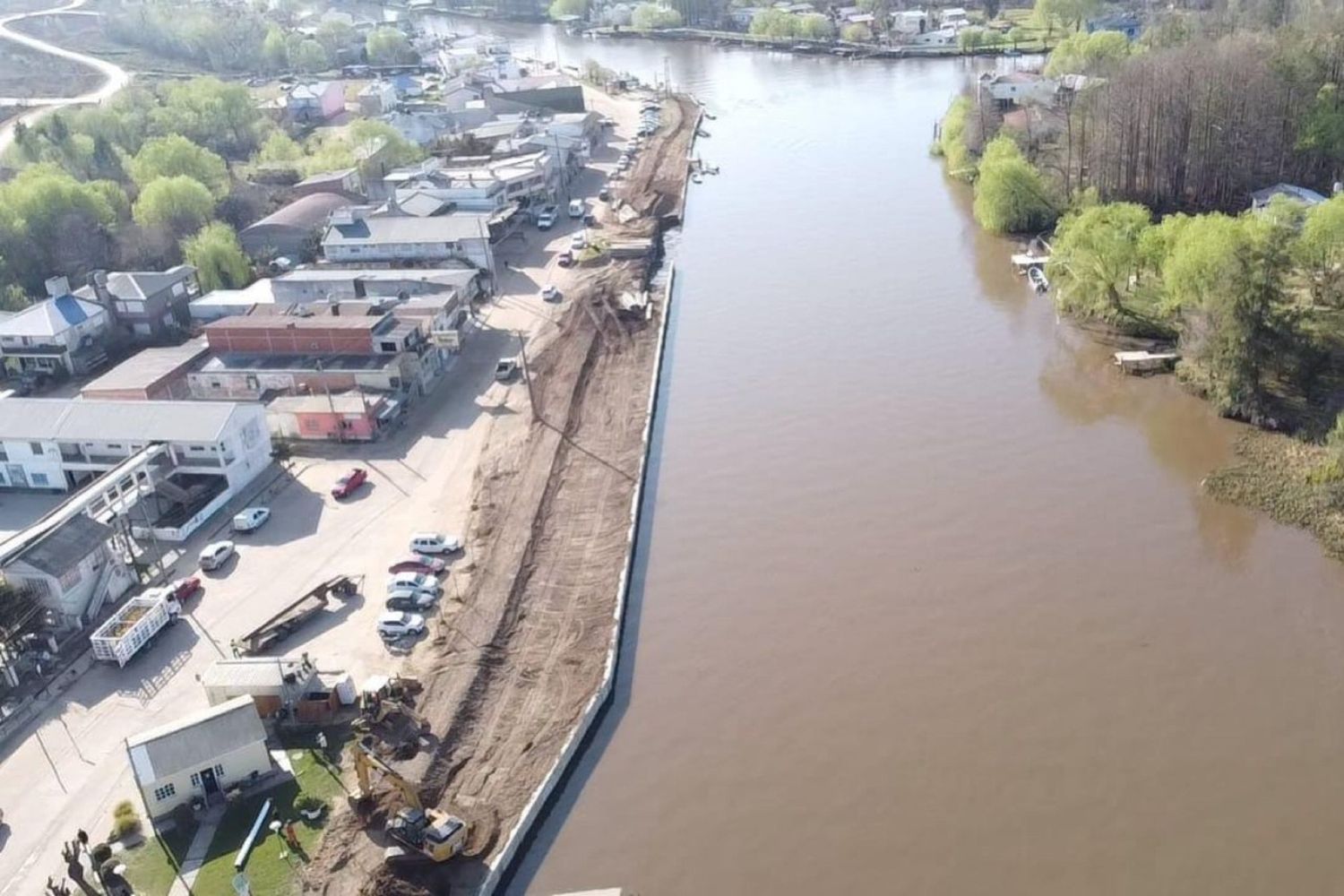 Buen avance en la obra de defensa contra inundaciones en Villa Paranacito