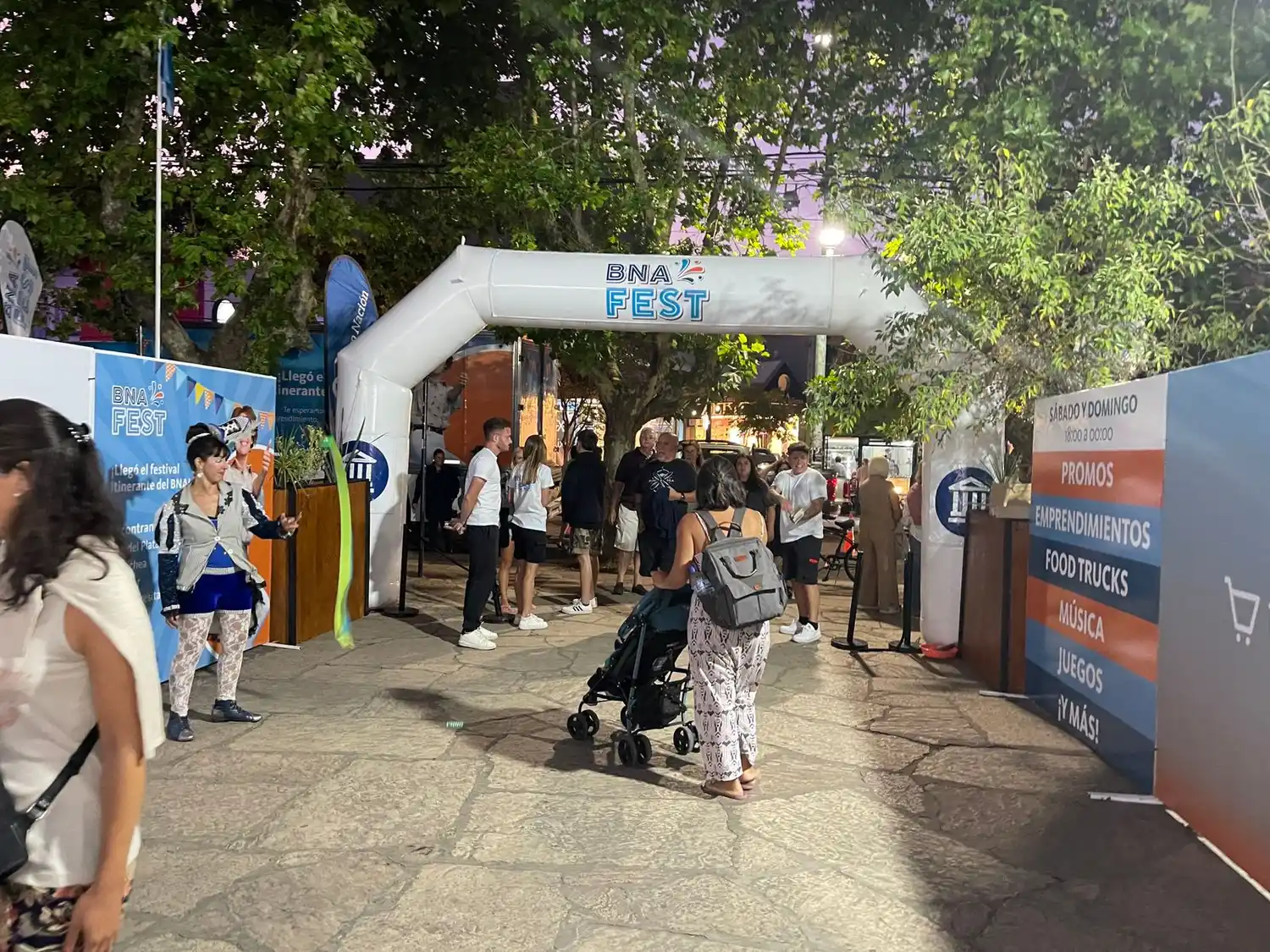 Además de las actividades para toda la familia, el Banco Nación ofrece beneficios a través de "MODO BNA", que incluyen un 35% de descuento en foodtrucks y stands de emprendedores.