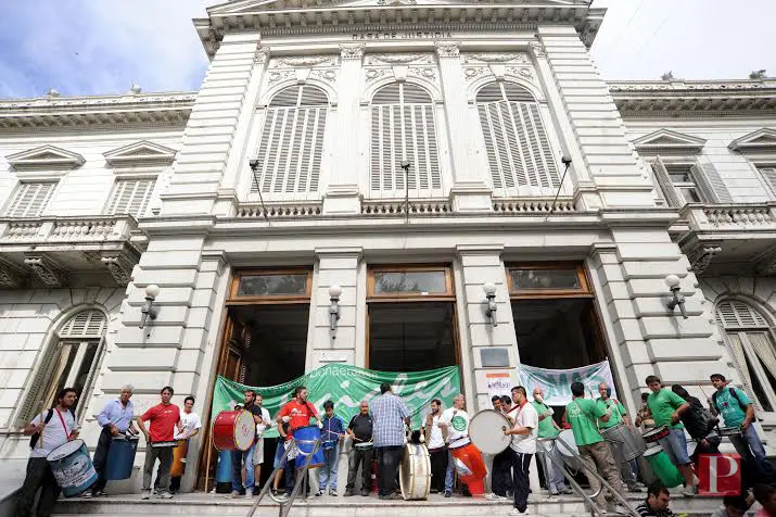 Judiciales bonaerenses amenazan con no iniciar actividades luego de la feria