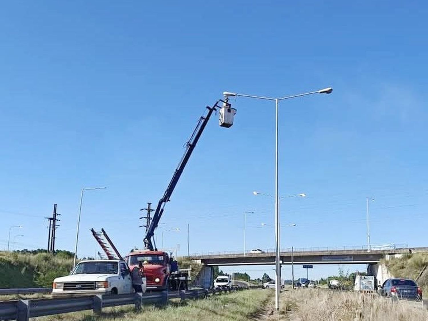 La municipalidad realiza tareas de desmalezamiento y arreglo de luminarias en la Autovía 14