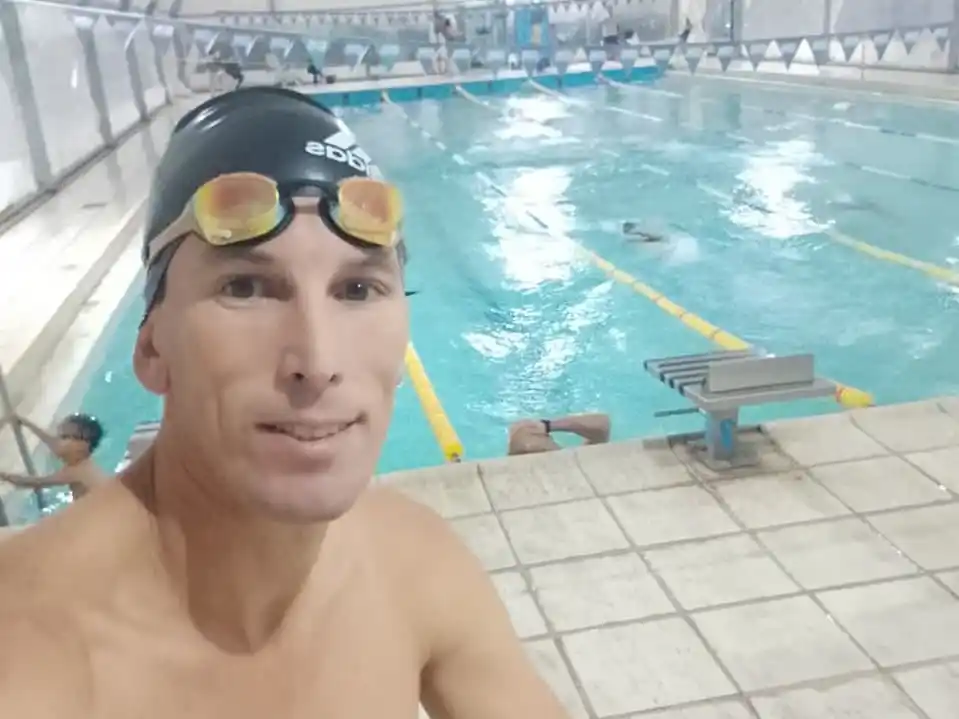 El gualeyo José Luis Lazo compite en la gran final del Campeonato Argentino de Triatlón