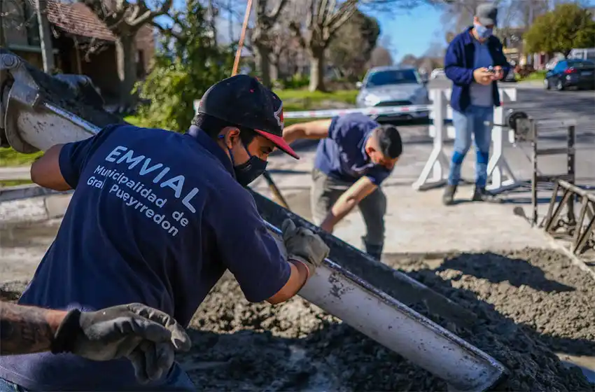 Montenegro recorrió las obras de reparación de pavimentos en la avenida Paso