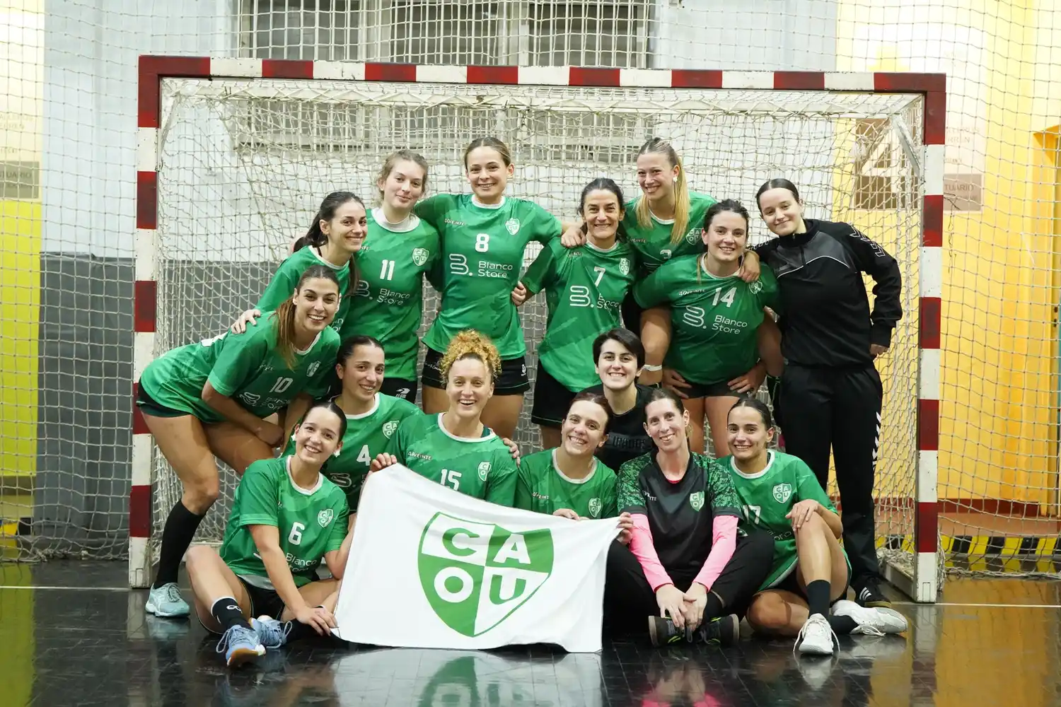 El equipo femenino de Once Unidos que realizó un gira en Buenos Aires.