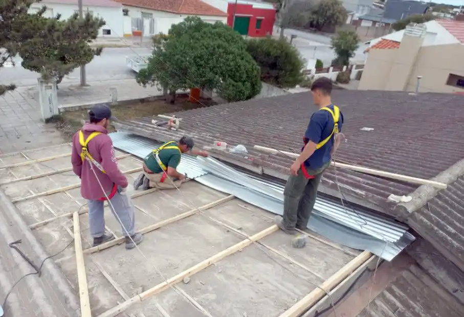 Reparación. Del techo de la colonia de Claromecó