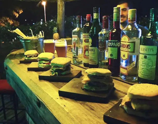 Gastronomía y música en la noche gualeya