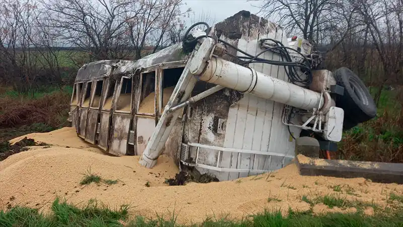 Se desprendió el acoplado de un camión y volcó en la Ruta 12
