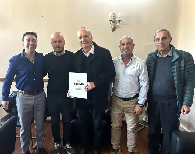 Firma de convenios en Santa Fe. Foto: Municipalidad de Villa Cañás.