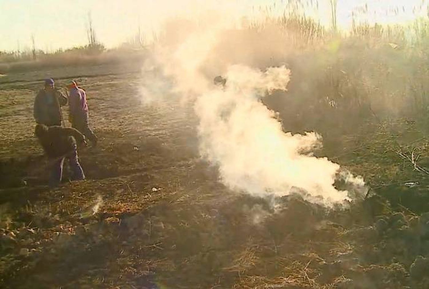 En un pueblo de Mendoza,  humo de la tierra y la  temperatura llega a 300°