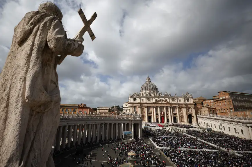 Vista general durante la misa del Domingo de Ramos presidida por el Papa Francisco en la Plaza de San Pedro del Vaticano, 24 de marzo de 2024. Foto NA: REUTERS/Guglielmo Mangiapane