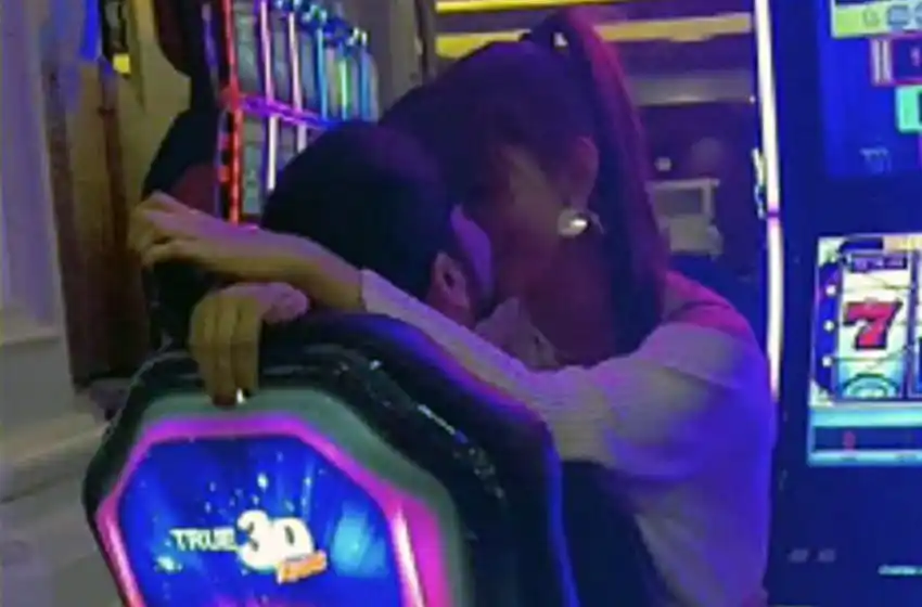 Acaramelada en Las Vegas: las imágenes de Eva De Dominici a los besos con un hombre