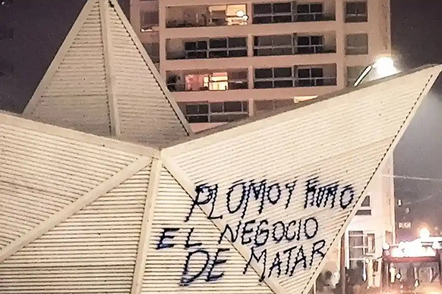 "Plomo y humo, el negocio de matar", la frase que escribieron en distintos edificios simbólicos de la ciudad de Rosario